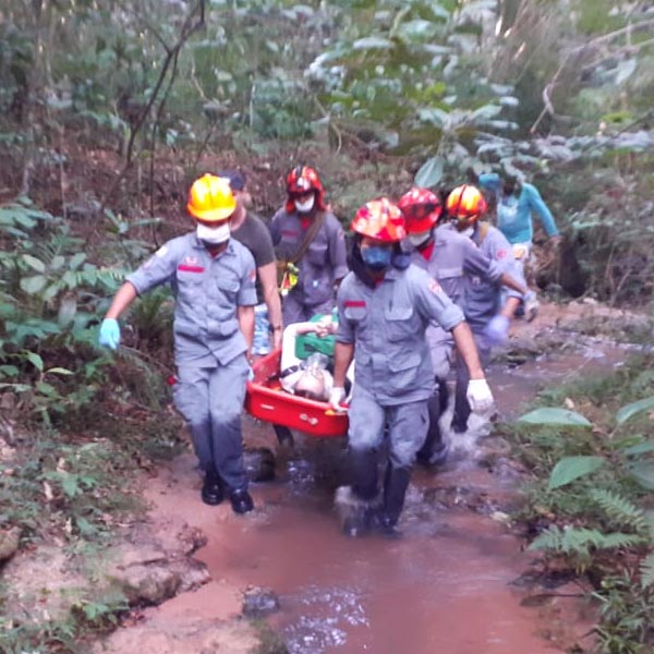 Corpo de Bombeiros socorre mulher que quebrou perna na “Toca da Onça” em Quatá