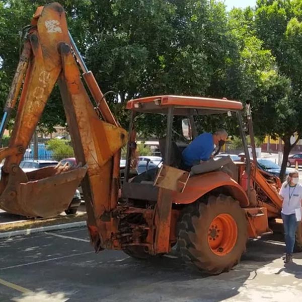 Sem carro, idoso vai a drive-thru com retroescavadeira para tomar vacina contra Covid