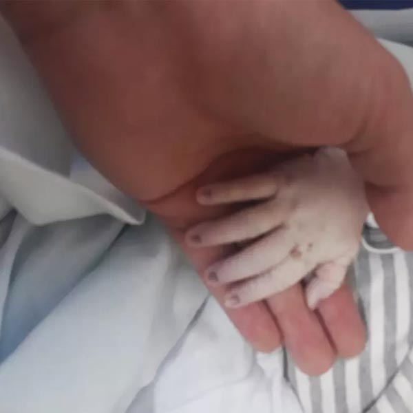 Polícia investiga morte de bebê que família alega que médico derrubou
