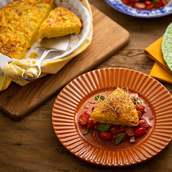 Omelete de forno com salada morna de tomate