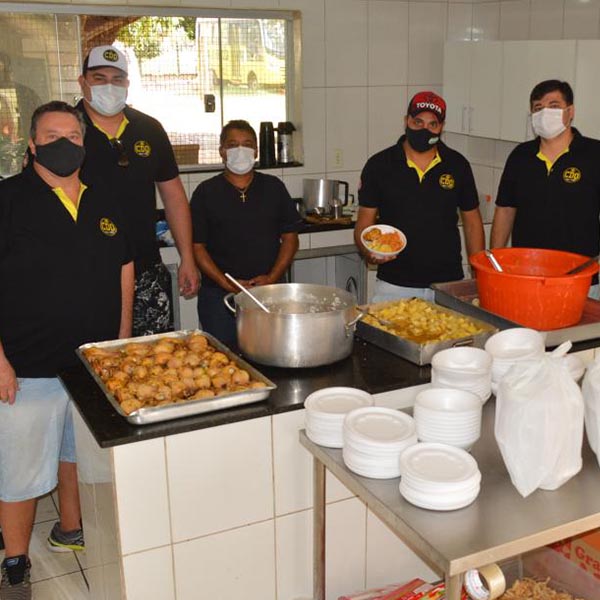 Turma de amigos distribui mais de 200 marmitas no domingo de Páscoa