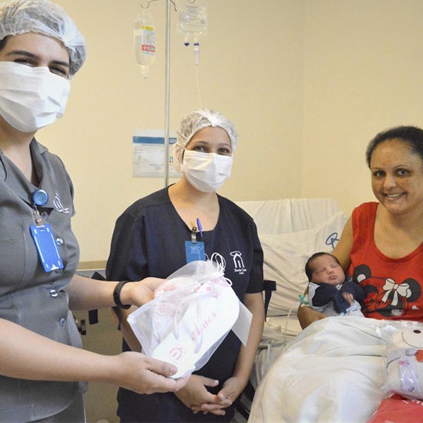 Santa Casa de Assis entrega kits de maternidade