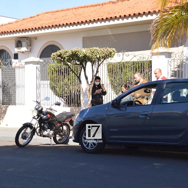 Motociclista desrespeita sinalização e causa acidente em famoso cruzamento do centro de Paraguaçu