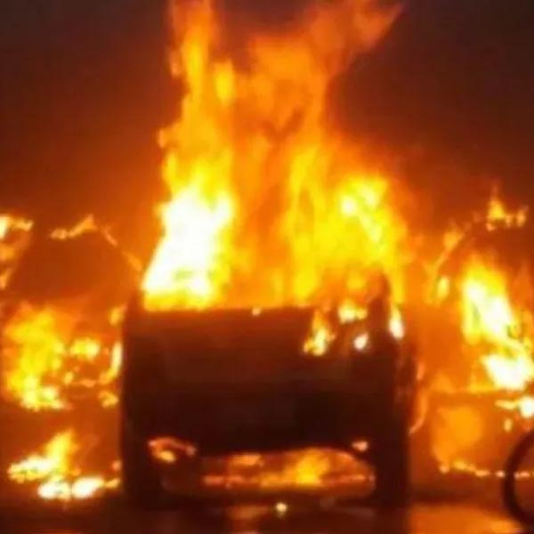 Incêndio atinge revenda de veículos e destrói carros e motocicleta em Marília