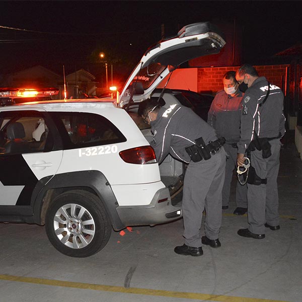 Homem é detido por populares após furtar dinheiro de mulher dentro de agência bancária
