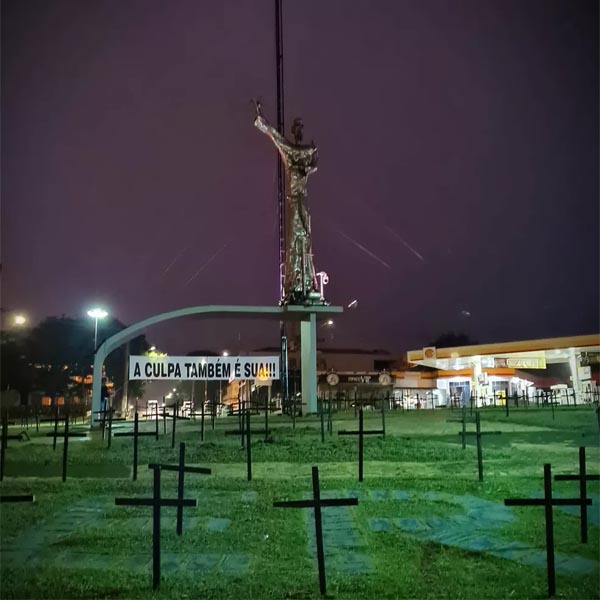 Advogado instala cruzes pretas em rotatória de Assis para homenagear moradores que morreram de Covid