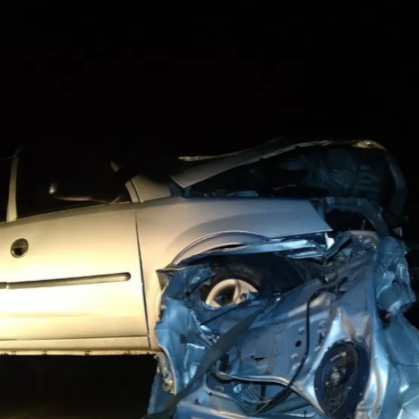 Colisão entre carro e semirreboque de caminhão mata homem, em Rancharia