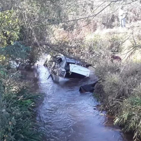 Homem morre após carro capotar e cair dentro de rio na região de Assis
