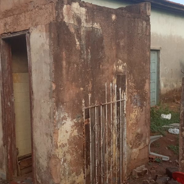 Criança cai de telhado e tem perna presa em lança de portão em Paraguaçu