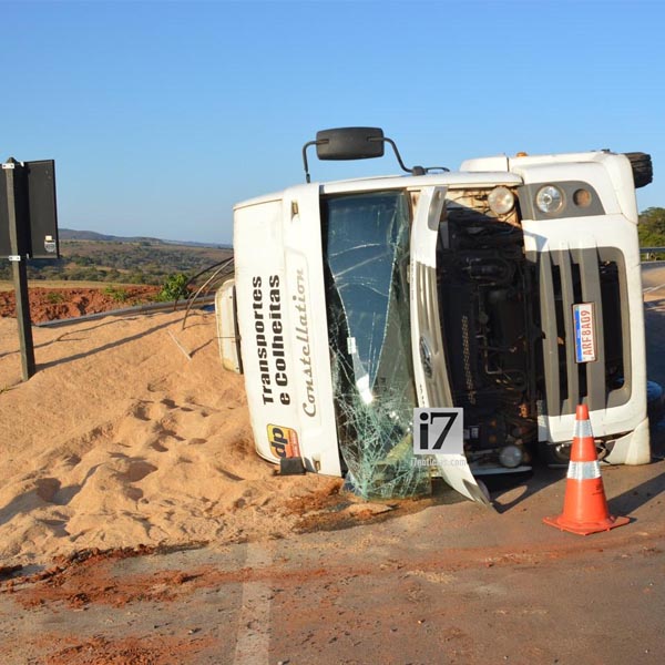 Motorista fica ferido após carreta tombar em trecho de obras em rodovia