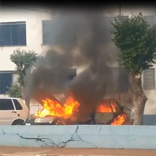 Carro da prefeitura pega fogo após motorista tentar dar partida em Assis