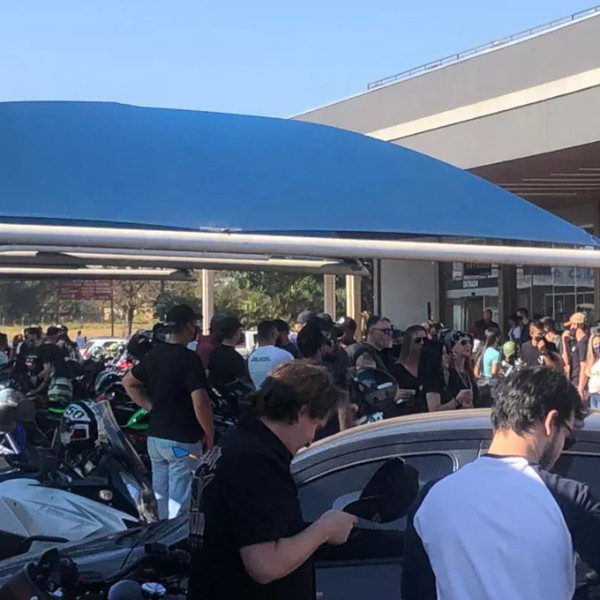 Evento em comemoração ao dia motociclista causa aglomeração em Assis