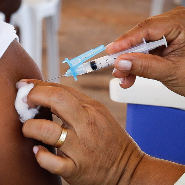 Sábado tem 2ª dose de Coronavac para público acima de 40 anos na Unidade da Mulher