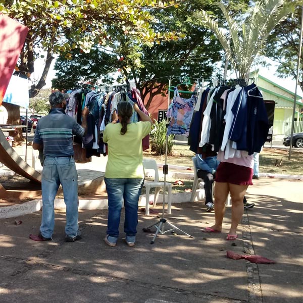 Varal Solidário vai até esta quinta-feira (15) na Praça da Bíblia