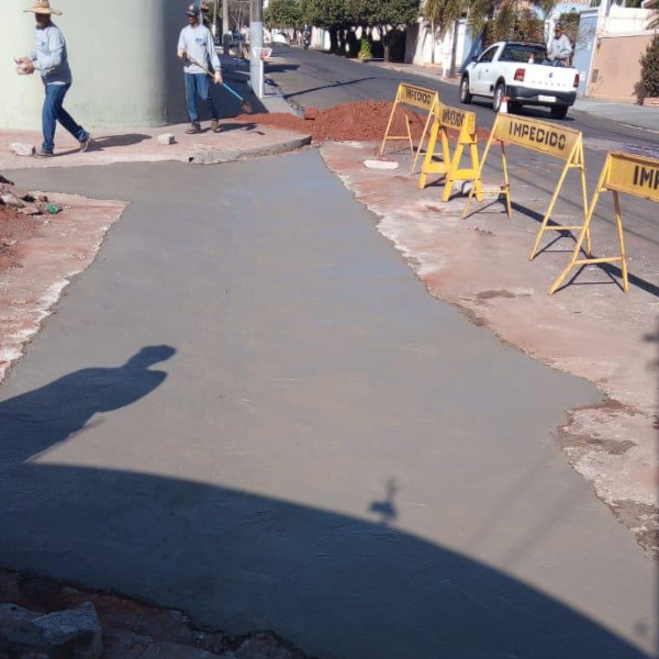 Prefeitura constrói sarjetão na Vila Galdino