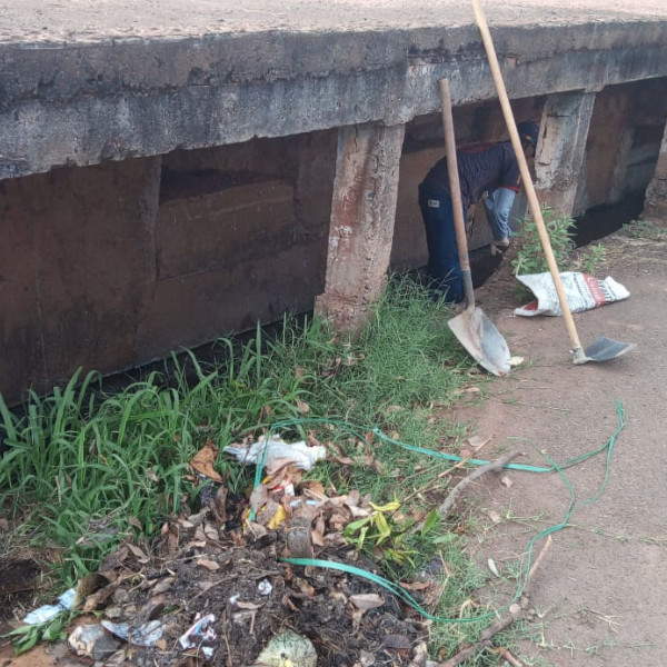 Prefeitura realiza limpeza em bueiros na Avenida Sete de Setembro