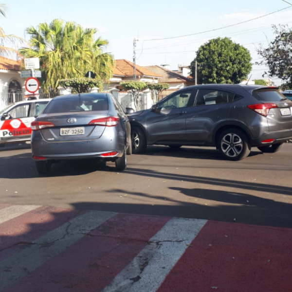 PM registra acidente de trânsito em cruzamento de ruas no centro de Paraguaçu