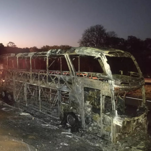 Incêndio em ônibus mobiliza Policiamento Rodoviário e Corpo de Bombeiros na SP-270 em Rancharia