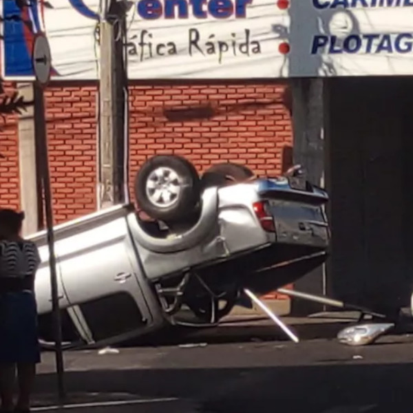 Caminhonete capota após acidente com carro no centro de Assis