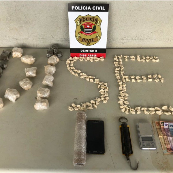 Dezenas de porções de cocaína, crack e maconha são apreendidas em casa de jovem em Assis