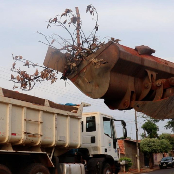 Prefeitura recolhe entulhos e alerta para descarte irregular