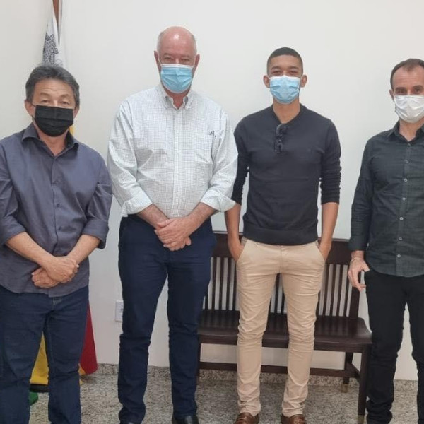 Deputado federal visita gabinete do prefeito de Paraguaçu