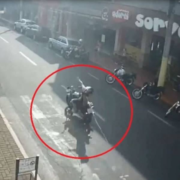 Motociclista se enrosca em cabo solto de rede elétrica e é arremessado do veículo; vídeo