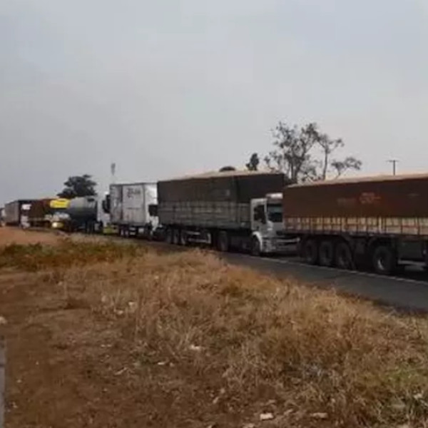 Caminhoneiros interditam trecho de rodovia em Marília