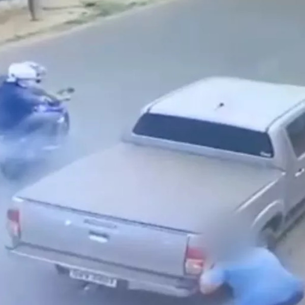 Homem é atacado com tiros e escapa ileso após se esconder atrás de caminhonete, em Paraguaçu