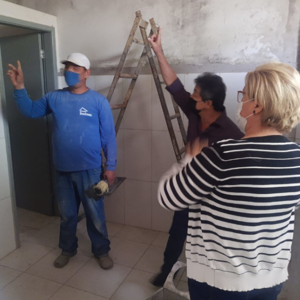Prefeito visita obras nas escolas Therezinha e Dona Cota