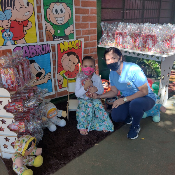 Em comemoração ao Dia das Crianças, alunos da rede municipal ganham caixa de bombons