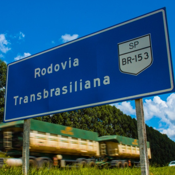 Jovem colide moto em traseira de carro e morre