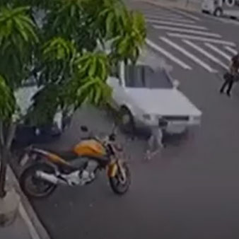 Menino de 2 anos é arrastado após atropelamento e sofre apenas ralado no rosto