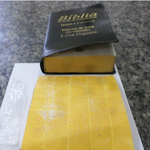 Droga sintética é encontrada escondida dentro de exemplares da Bíblia enviados por parentes a presos