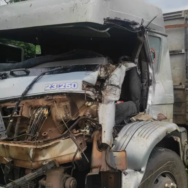Acidente entre caminhões deixa homem ferido em Quatá