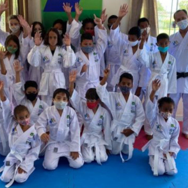 Alunos do Judô recebem novos kimonos