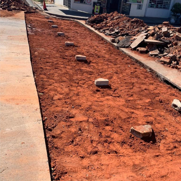 Trecho na Avenida Brasil recebe dois sarjetões para corrigir desnível acentuado