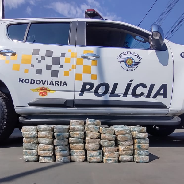 Dois homens são presos após polícia encontrar 50 tabletes de crack em fundo falso de veículo