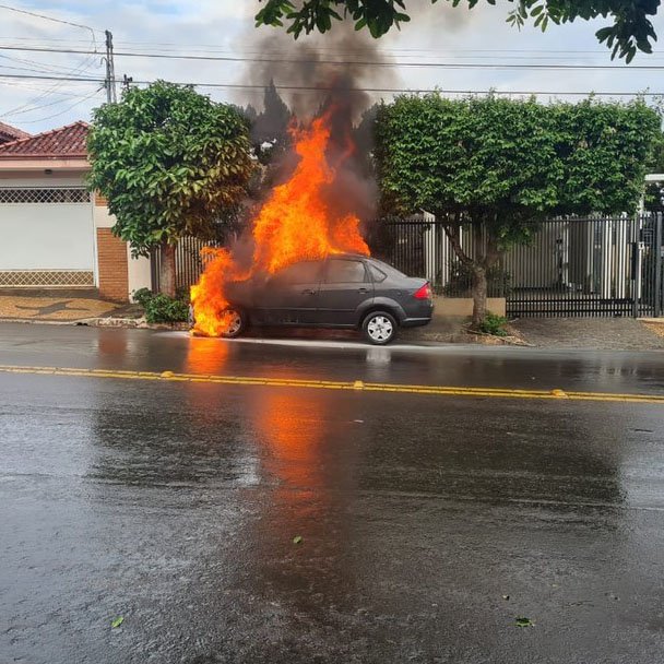 Carro pega fogo, motorista consegue parar veículo e crianças saem ilesas