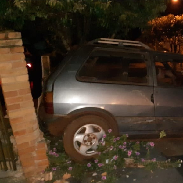 Veículo destrói muro e assusta moradores de Conceição