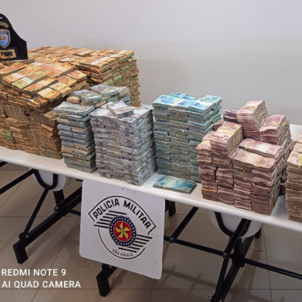 Polícia apreende quase R$ 12 milhões escondidos em fundo falso de caminhão