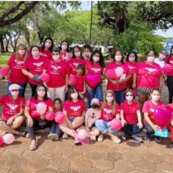 Mulheres do CRAS III marcam presença em caminhada pelo Outubro Rosa