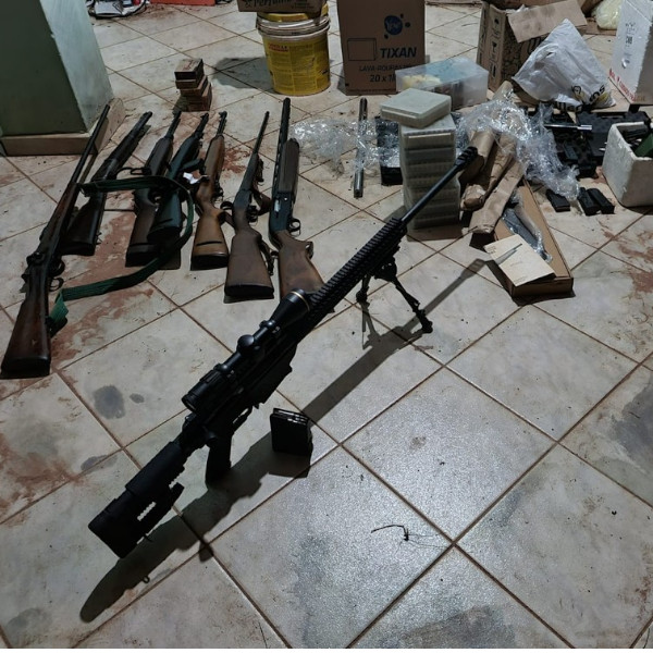 Dono de motel suspeito de matar funcionário a tiros tem arsenal de armas apreendido