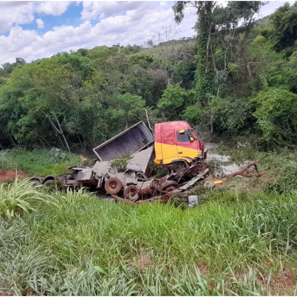 Caminhão envolvido em acidente é retirado da ribanceira