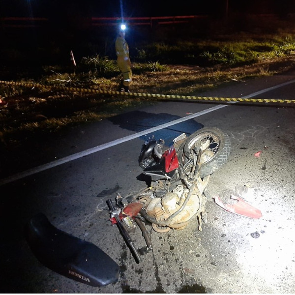 Motociclista morre após bater de frente com ônibus em rodovia