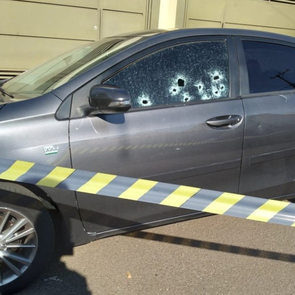Homem é achado morto em carro atingido por tiros