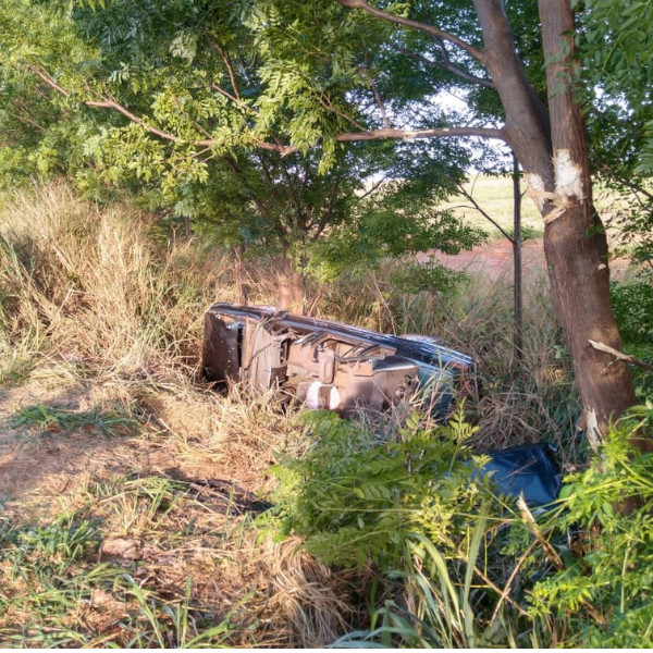 Homem morre após bater carro em árvore e capotar na Rodovia Jorge Bassil Dower