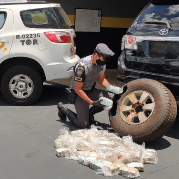 Mais de R$ 1 milhão é apreendido dentro de pneu de carro em rodovia