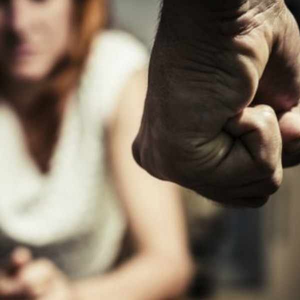 Homem ameaça mulher com foice e é preso