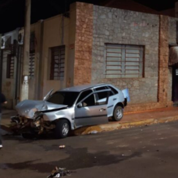 Motoristas ficam feridos em batida entre carro e caminhonete 